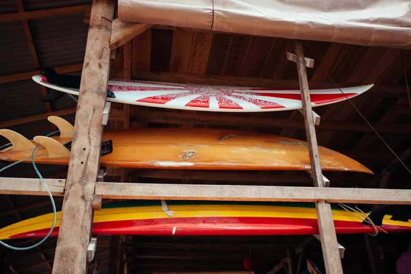 Satz verschiedenfarbiger Surfbretter in einem Stapel von ocean.bali. sur — Stockfoto