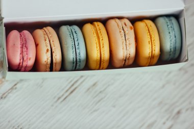 kutusunda ahşap beyaz arka plan üzerinde renkli Macaroons