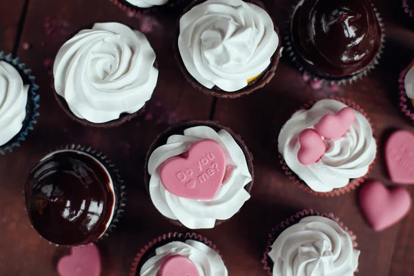 A lot of cupcakes with pink little candy hearts on topping.top v — Stock Photo, Image