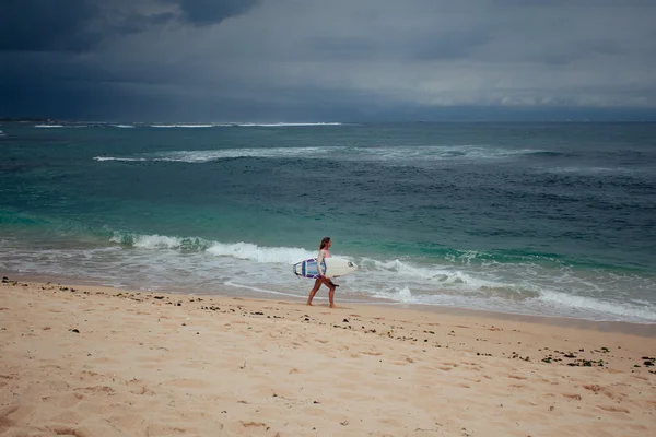 Surfista menina correr em biquíni na praia para o mar com um surf b — Fotografia de Stock