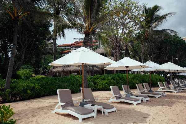 Liegestühle und weißer Sonnenschirm am Strand. banner.summer.travel, vac — Stockfoto