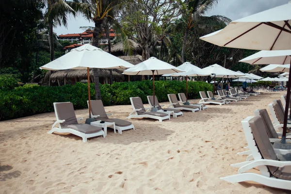 Székek és fehér napernyő a strandon. Banner.Summer.Travel,Vac — Stock Fotó
