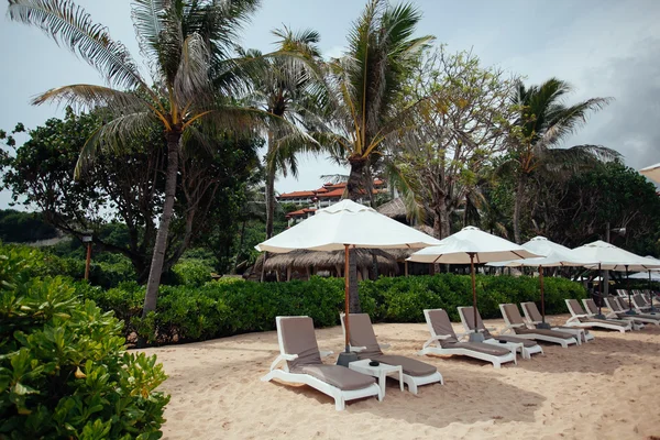 Liegestühle und weißer Sonnenschirm am Strand. banner.summer.travel, vac — Stockfoto