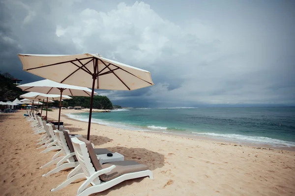Стулья и белый зонтик на пляже. Banner.Summer.Travel, Vac — стоковое фото