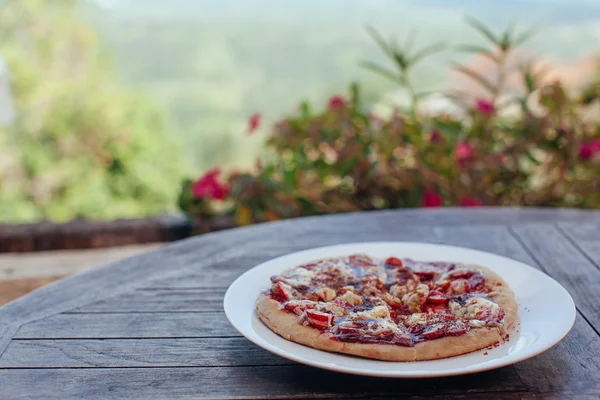 Ongelooflijk heerlijke aardbei pizza. Pizza met aardbeien — Stockfoto