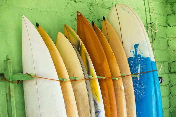 Uppsättning av olika färg surfbrädor i en stack av havet. Bali, Indo — Stockfoto