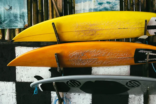 Farklı renk sörf tahtaları okyanus tarafından bir yığın halinde kümesi. Bali, Hint — Stok fotoğraf
