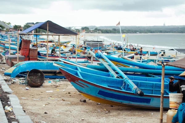 Красочные рыбацкие лодки, стоящие на якоре на пляже на острове Бали, Индон — стоковое фото