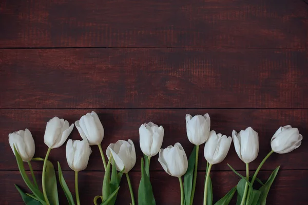 Fila de tulipanes sobre fondo de madera con espacio para mensaje. Mothe. —  Fotos de Stock