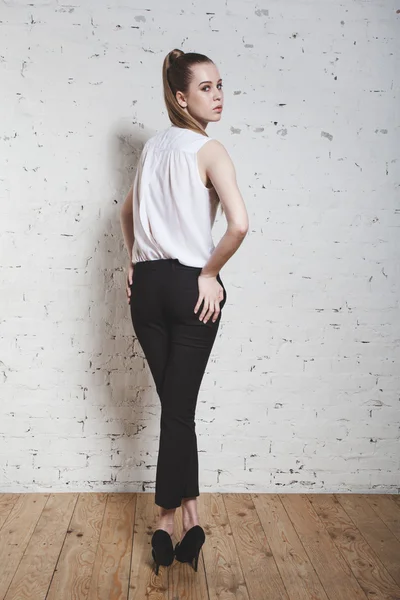 Full-length fashion girl posing on white background.Portrait of — Stock Photo, Image