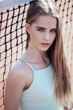 genç kadın tenisçi portresi kapatın. Sarışın kız posi