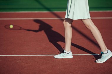 bir Tenis Kortu (konsantrasyon eylem içinde kadın tenisçi gölgesi