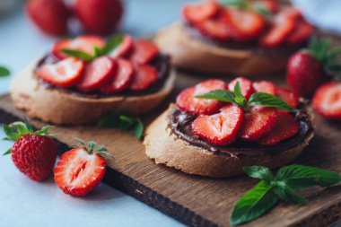 Çikolatalı hamur ve nane ile çilek bruschetta. Sağlıklı thre