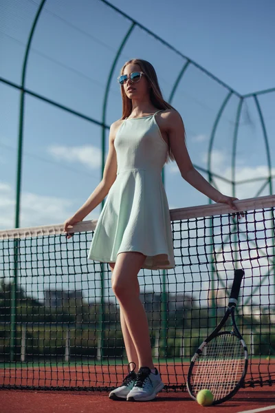 Young woman playing tennis holding a racket.Blonde girl posing n — Stock Photo, Image