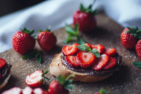 Strawberry bruschetta med choklad pasta och mynta. Friska thre — Stockfoto