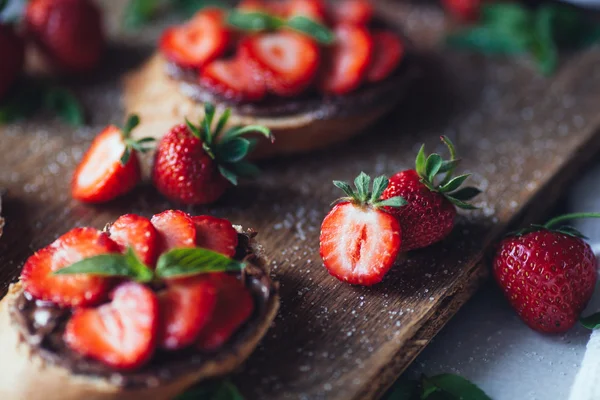 Strawberry bruschetta med choklad pasta och mynta. Friska thre — Stockfoto