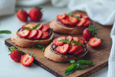 Çikolatalı hamur ve nane ile çilek bruschetta. Sağlıklı thre