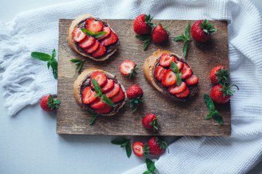 Çikolatalı hamur ve nane ile çilek bruschetta. Sağlıklı thre