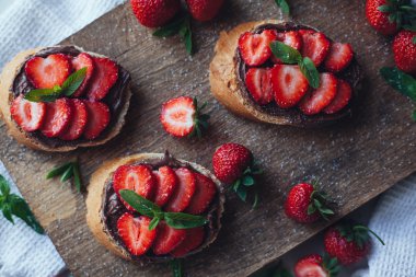 Çikolatalı hamur ve nane ile çilek bruschetta. Sağlıklı thre