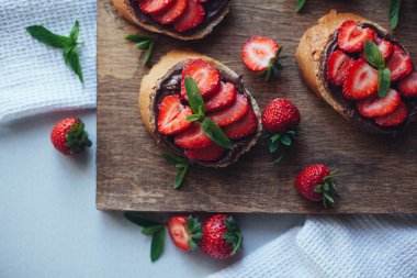 Çikolatalı hamur ve nane ile çilek bruschetta. Sağlıklı thre