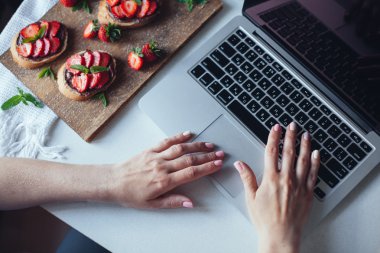 Çalışma alanı ile el dokunmatik klavyede dizüstü bilgisayar, dizüstü bilgisayar,