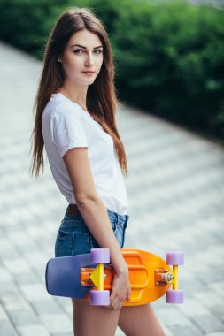 Yaz aylarında poz spor moda esmer kız kot şort, kablosuz