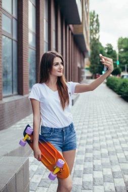 genç güzel uzun saçlı esmer kız ile renkli uzun