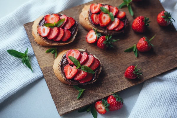 Strawberry bruschetta med choklad pasta och mynta. Friska thre — Stockfoto