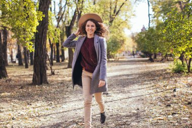 Mutlu gülümseyen kız atlama / ormanda çalışan. Genç kadın c