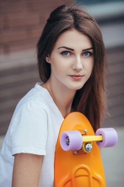 Yaz aylarında poz spor moda esmer kız kot şort, kablosuz