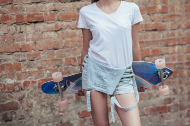 Yaz aylarında poz spor moda esmer kız kot şort, kablosuz
