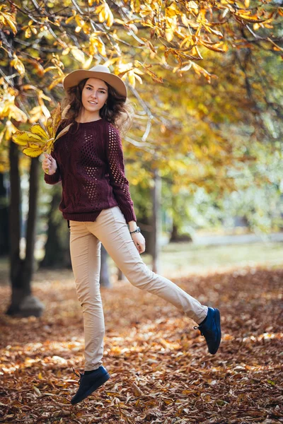 Szczęśliwy uśmiechnięta dziewczyna skoki/bieganie w lesie. Młoda kobieta c — Zdjęcie stockowe
