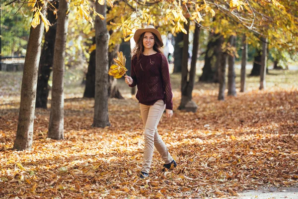 Glücklich lächelndes Mädchen, das im Wald springt / rennt. junge Frau c — Stockfoto