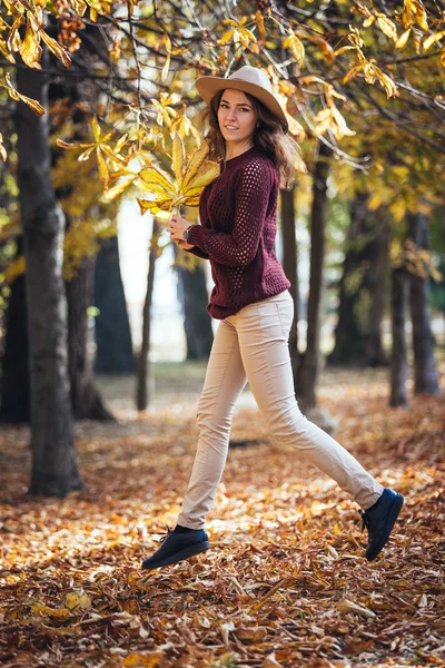 Szczęśliwy uśmiechnięta dziewczyna skoki/bieganie w lesie. Młoda kobieta c — Zdjęcie stockowe