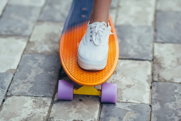 Close up di piedi di bella ragazza in bianco sneakers cavalca su co — Foto Stock