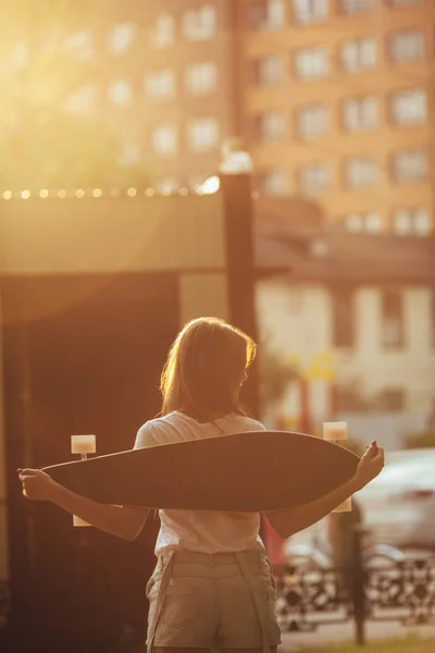 Sportmode Brünettes Mädchen in Jeanshosen, posiert im Sommer — Stockfoto