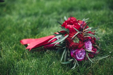 akış ile çim üzerinde vinous renk güzel düğün buketi