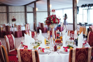 Düğün. Ziyafet. Marsala. beyaz tabl ile servis ziyafet masası