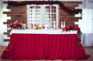 Düğün. Ziyafet. Marsala. beyaz tabl ile servis ziyafet masası