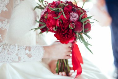 Düğün. Beyaz elbiseli kız elinde kırmızı bir buket, wh