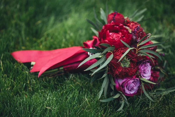 Gyönyörű esküvői csokor Boros szín a fűben az árral — Stock Fotó