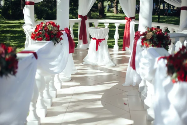 Bruiloft. Huwelijksceremonie. Arch. Rotunda. gangpad, versierd met r — Stockfoto