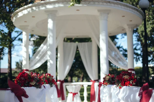 Bruiloft. Huwelijksceremonie. Arch. Rotunda. Arch, versierd met Re — Stockfoto