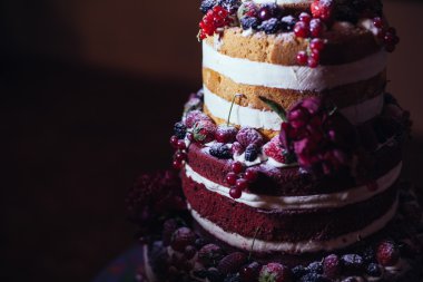 çilek ve çilek, mars ile dekore çıplak düğün pastası