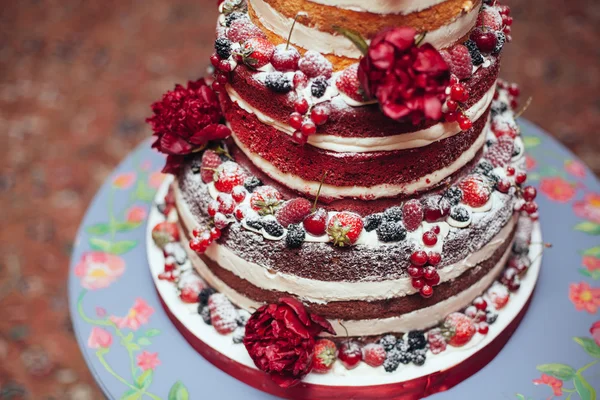 Nackt Hochzeitstorte mit Beeren und Erdbeeren, Mars dekoriert — Stockfoto