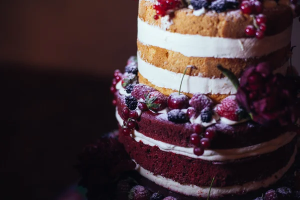 Gâteau de mariage nu décoré avec des baies et des fraises, mars — Photo