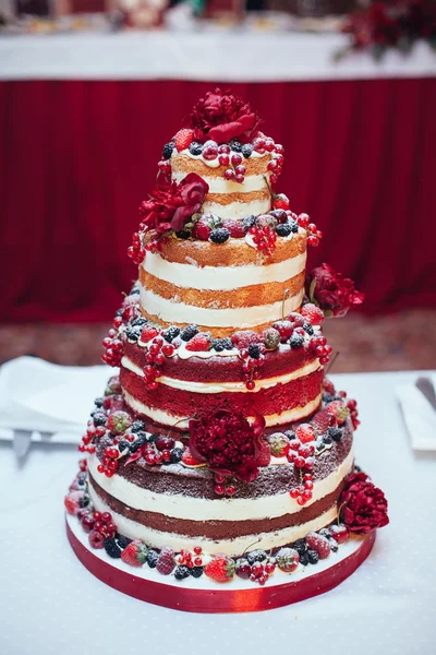 Голый свадебный торт украшенный ягодами и клубникой, марс — стоковое фото