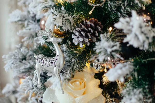 Ozdoby Świąteczne Kolorze Białym Złotym Gałęziach Jodły Ozdobiona Choinka Szyszkami — Zdjęcie stockowe