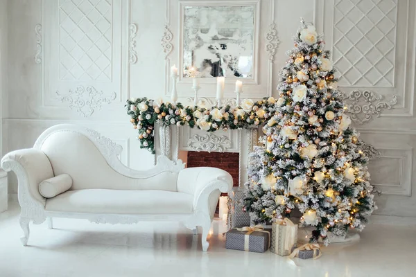 Noël Nouvel Décoré Intérieur Luxe Salon Avec Cheminée Canapé Arbre — Photo