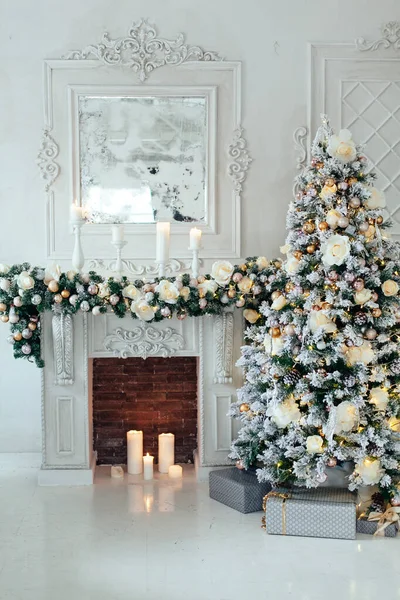 Natal e Ano Novo decorado interior de luxo da sala de estar com lareira e árvore de Ano Novo em estilo clássico branco. Espaço para texto — Fotografia de Stock